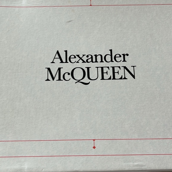 Alexander McQueen -Flaunt your high-style with these trendy sneakers - Picture 6 of 7